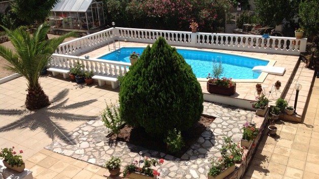 http://www.maisonactuelleettravaux.com/wp-content/uploads/2015/03/entretienpiscine-628x353.jpg