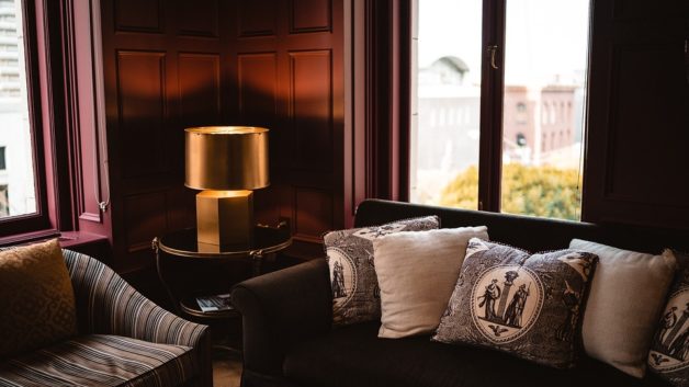 Comment créer une décoration style pub anglais dans son salon