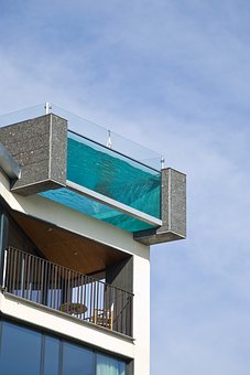 http://www.maisonactuelleettravaux.com/wp-content/uploads/2018/10/www.maisonactuelleettravaux.com-Ce-quil-faut-retenir-des-barrières-de-piscine-en-verre.jpg