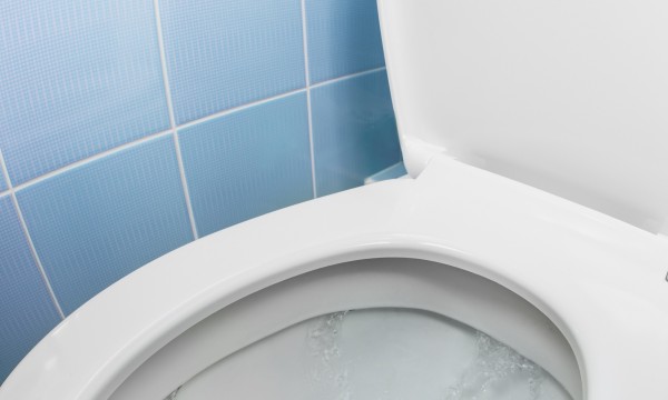 Comment réparer une toilette qui manque de pression?