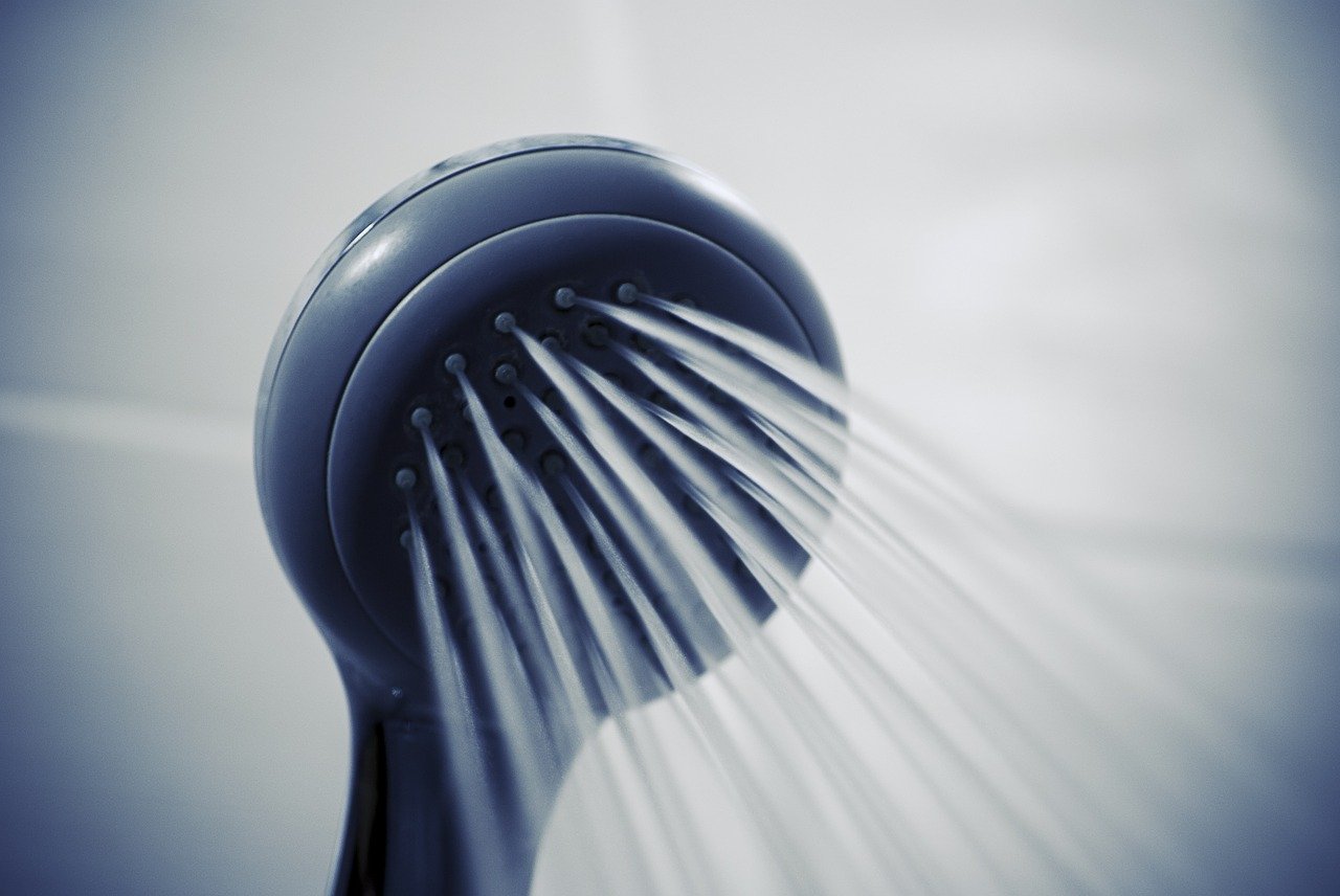 Cinq conseils pour déboucher sa douche sans produit chimique