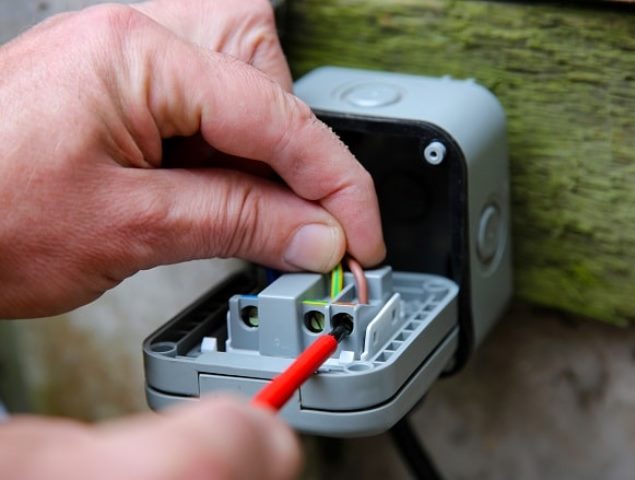 Quelle prise électrique extérieure choisir et comment l'installer ?