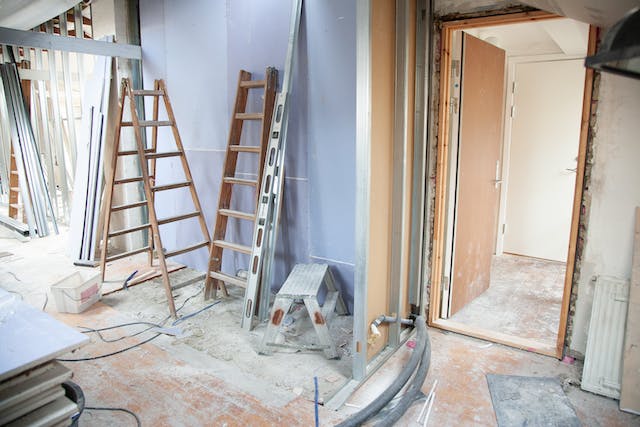 Guide complet des travaux de rénovation intérieure : étapes clés et astuces